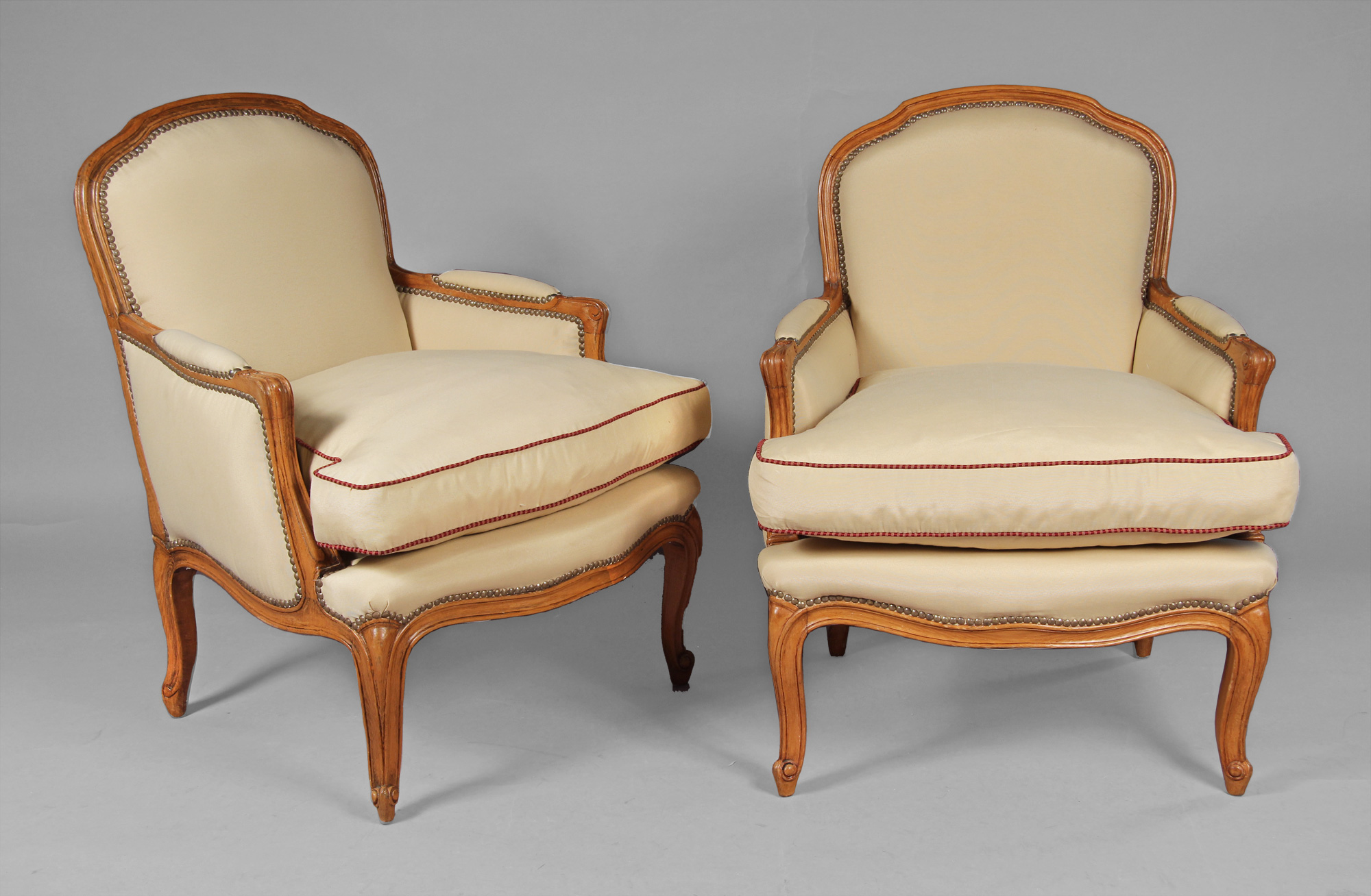  PAR DE SILLONES BERGERE DE ESTILO FRANCES LUIS XV. 