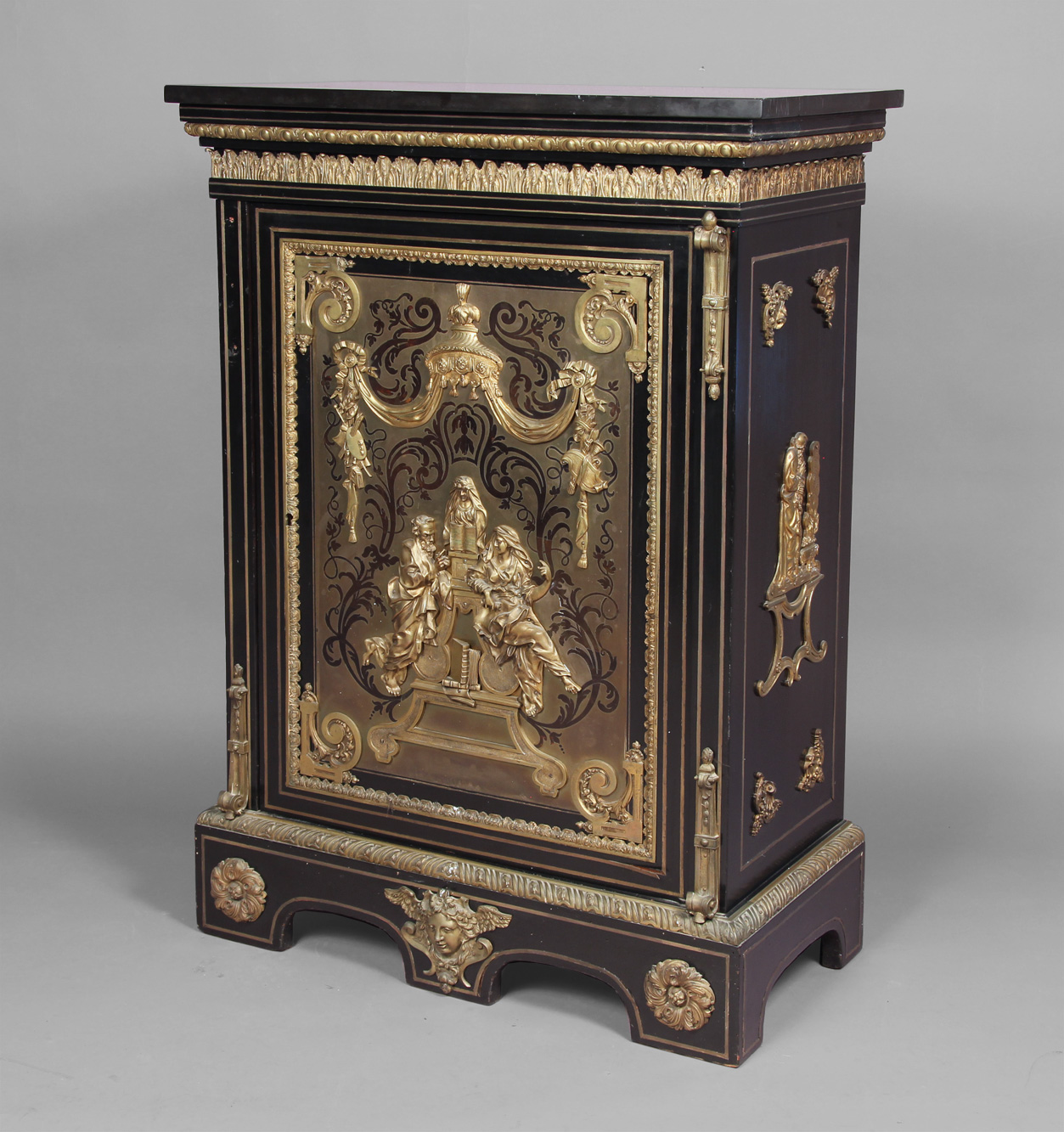  MUEBLE FRANCES DE ARRIMO ESTILO BOULLE. 