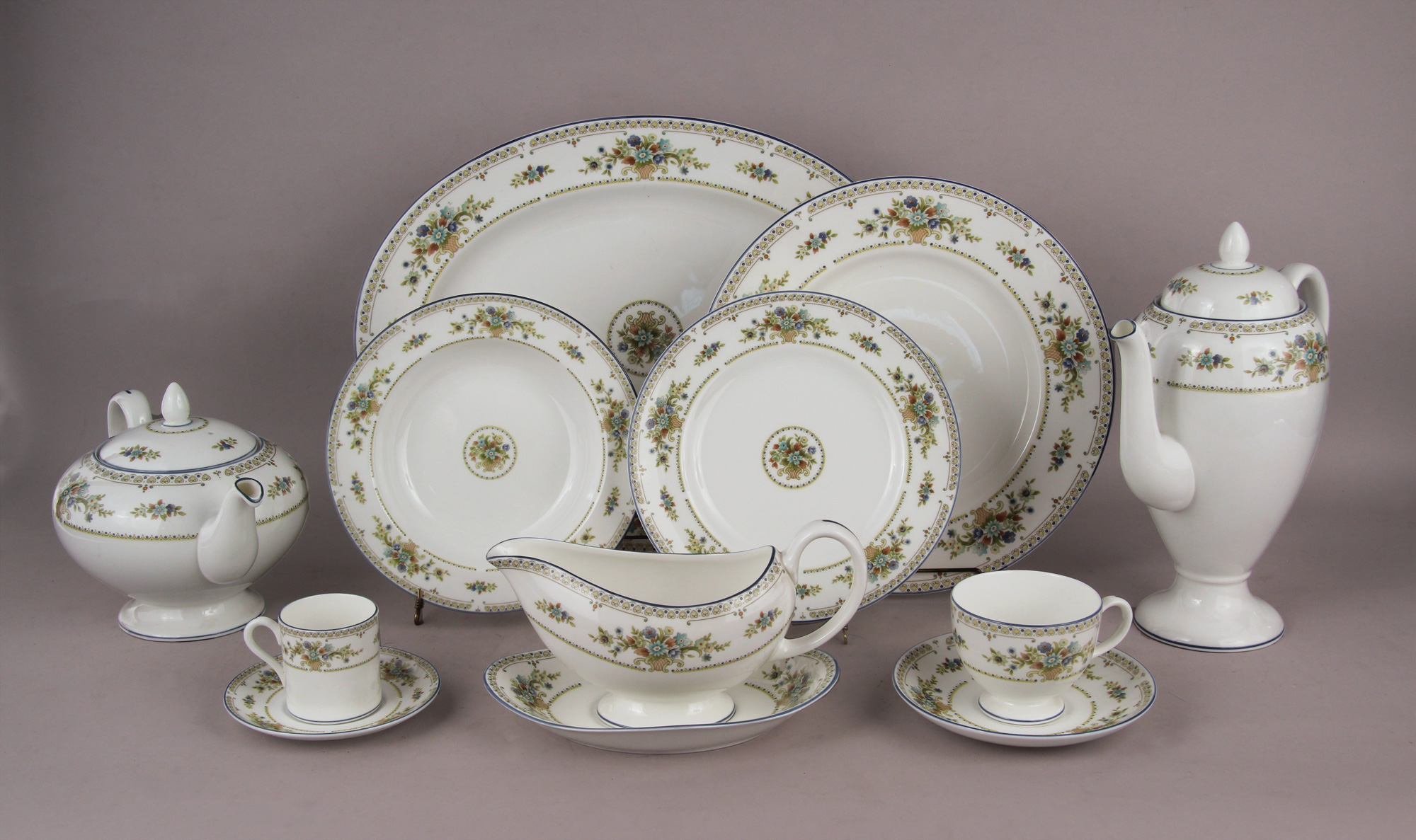  JUEGO DE PORCELANA INGLESA WEDWOOD PARA MESA. 