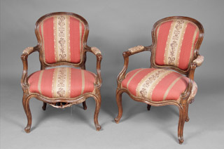 Lote 176: PAR DE SILLONES DE ESTILO FRANCES LUIS XV.  PAR DE SILLONES DE ESTILO FRANCES LUIS XV. 