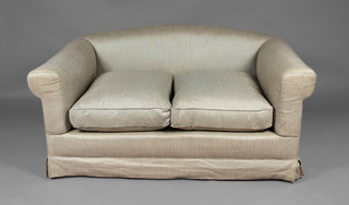 Lote 241: SOFA CONFORTABLE PARA DOS CUERPOS. SOFA CONFORTABLE PARA DOS CUERPOS.