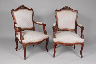 Lote 168: PAR DE SILLONES DE ESTILO FRANCES REGENCE.  PAR DE SILLONES DE ESTILO FRANCES REGENCE. 