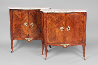 Lote 183: PAR DE PEQUEÑOS MUEBLES ESTILO FRANCES LUIS XV DE ARRIMO.  PAR DE PEQUEÑOS MUEBLES ESTILO FRANCES LUIS XV DE ARRIMO. 