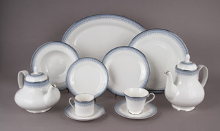 Lote 391: JUEGO DE PORCELANA INGLESA ROYAL DOULTON PARA MESA.  JUEGO DE PORCELANA INGLESA ROYAL DOULTON PARA MESA. 