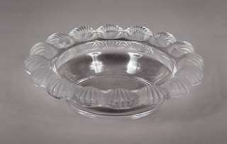 Lote 404: BOWL HONDO DE VIDRIO ARTISTICO FIRMADO LALIQUE. BOWL HONDO DE VIDRIO ARTISTICO FIRMADO LALIQUE.