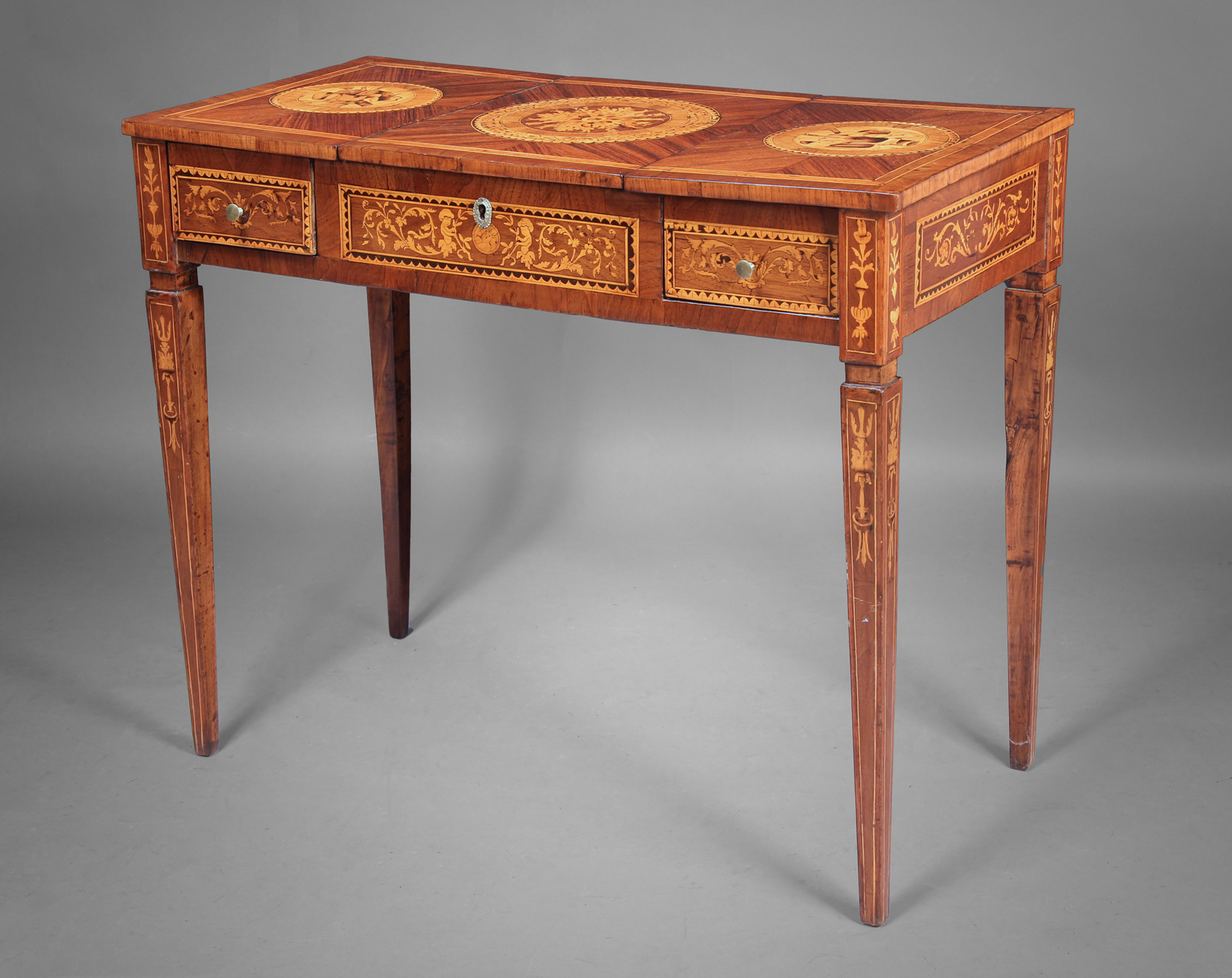  ANTIGUA MESA AL ESTILO MAGGIOLINO PARA LABORES. 