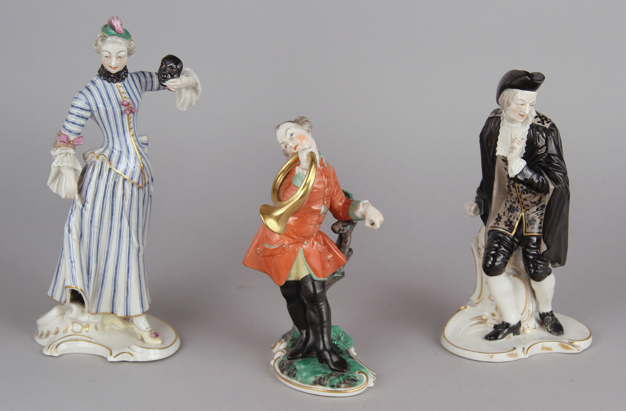  TRES FIGURAS DE PORCELANA ALEMANA DE NYMPHENBURG.