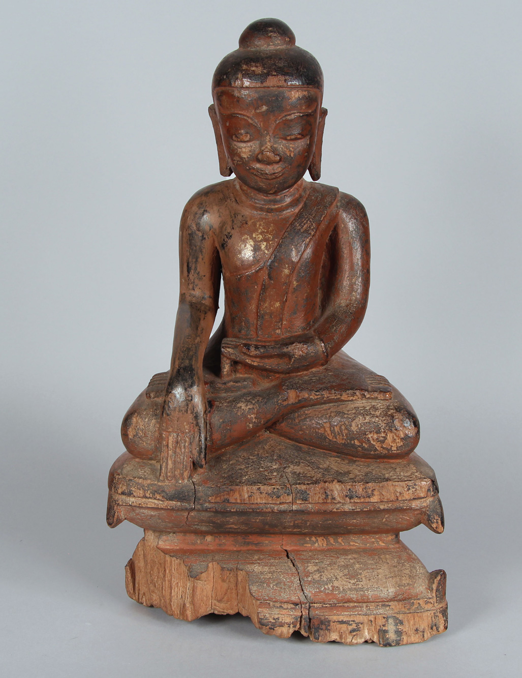  ANTIGUA FIGURA 'BUDHA' DE MADERA TALLADA.