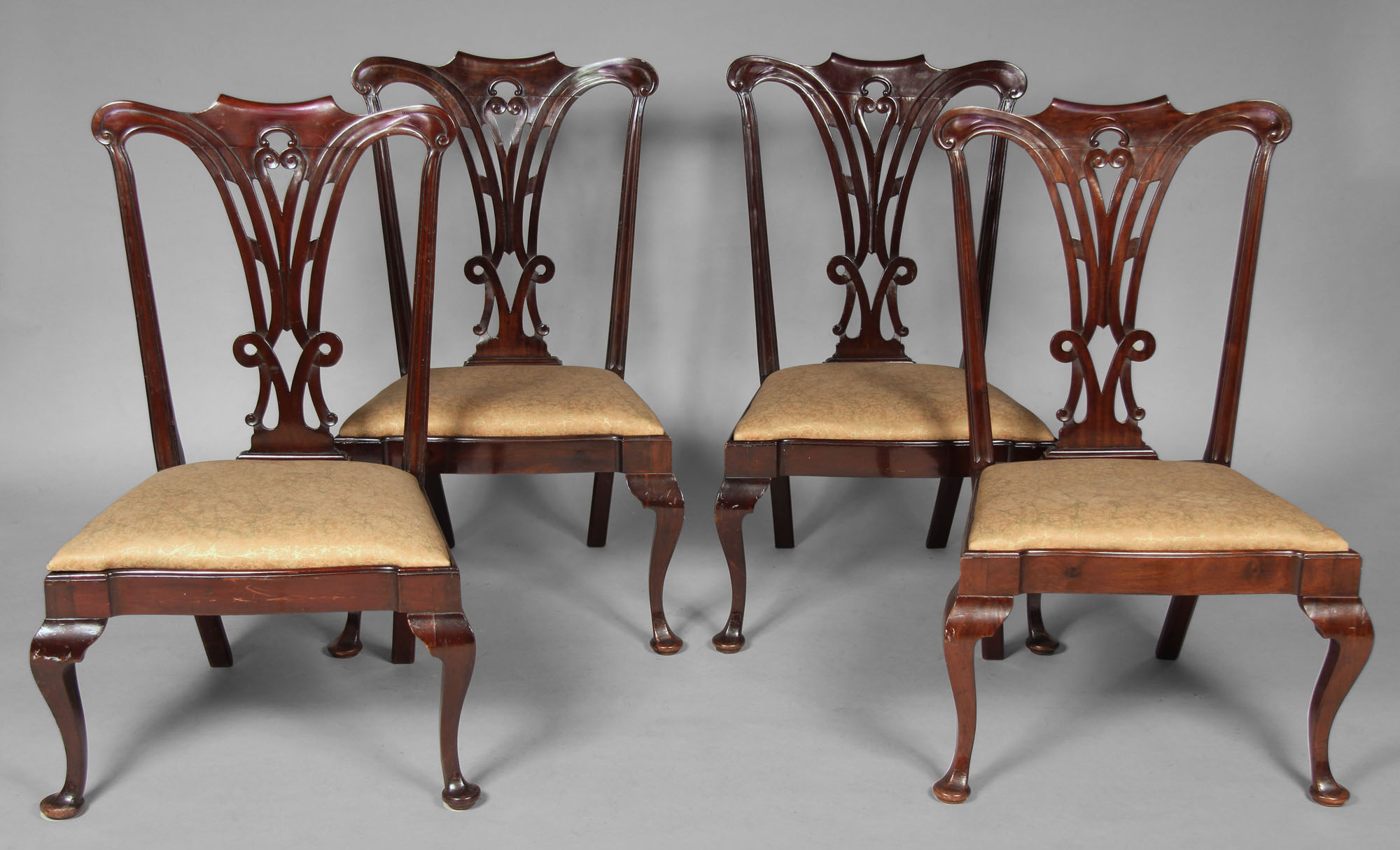  CUATRO ANTIGUAS SILLAS BAJAS INGLESAS DE ESTILO CHIPPENDALE.