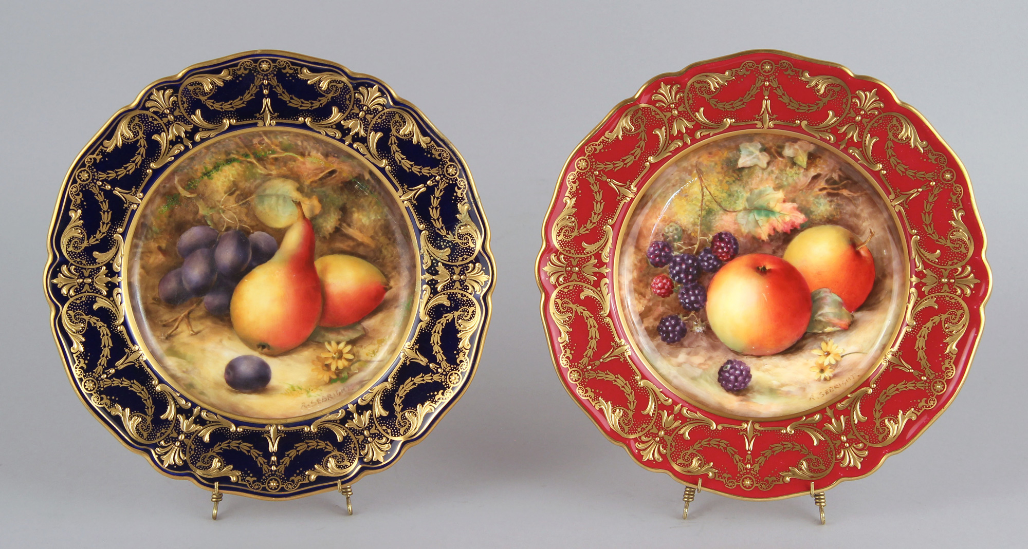  DOS PLATOS DE PORCELANA INGLESA ROYAL WORCESTER. 