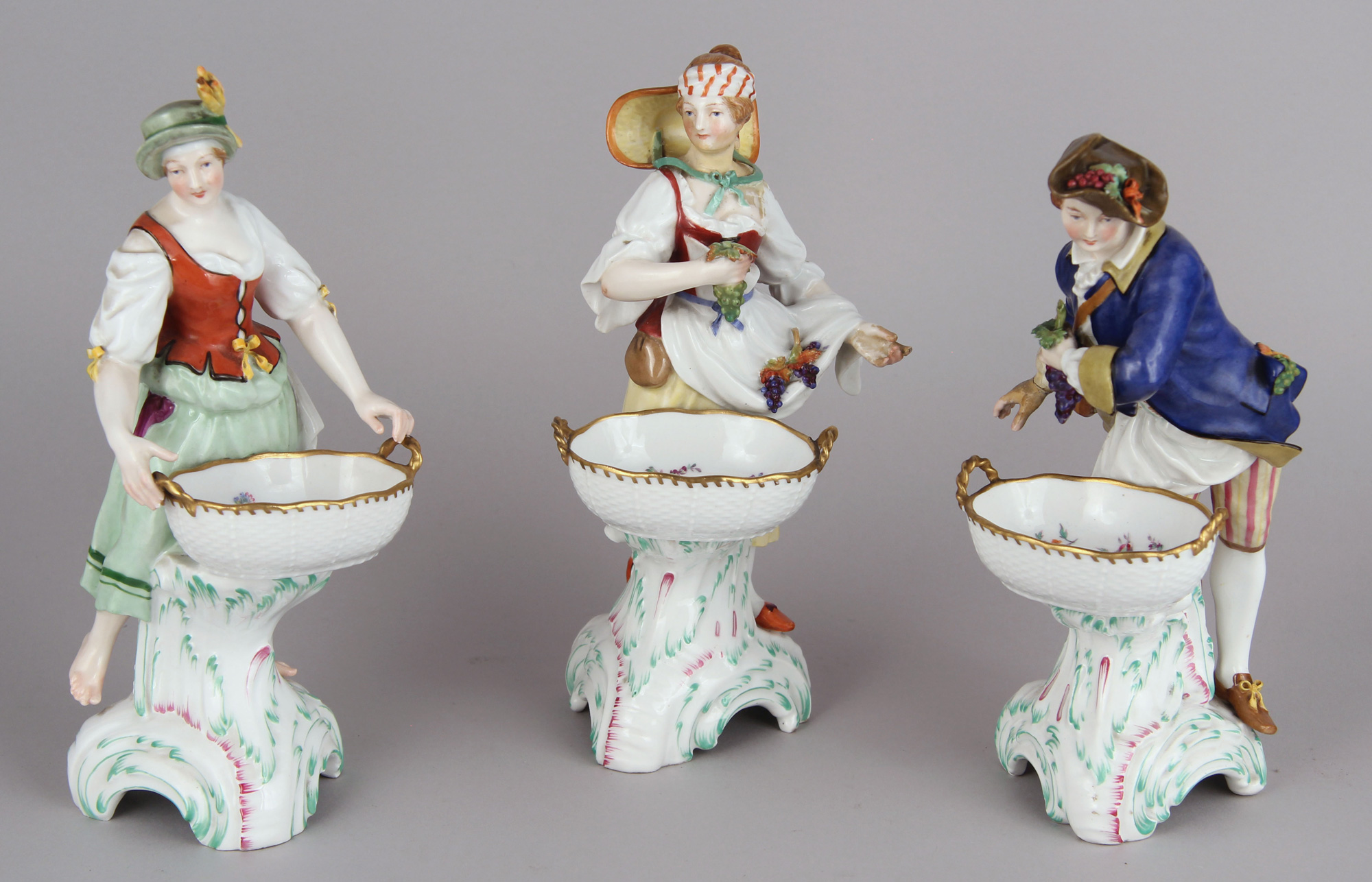  TRES ANTIGUOS SALEROS DE PORCELANA ALEMANA SIGLO XIX. 