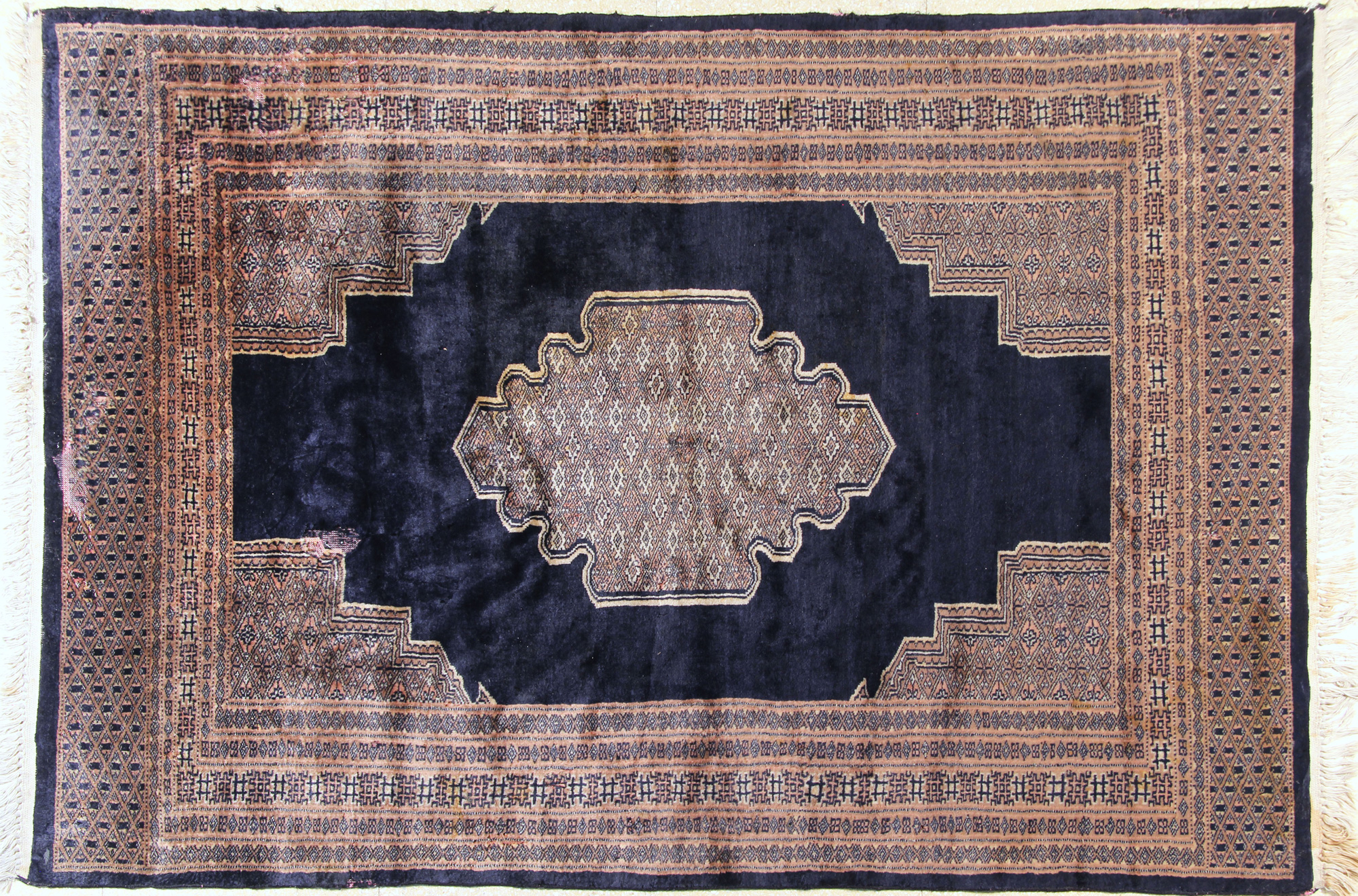  PEQUEÑA ALFOMBRA PAKISTANI DE LANA TEJIDA A MANO. 