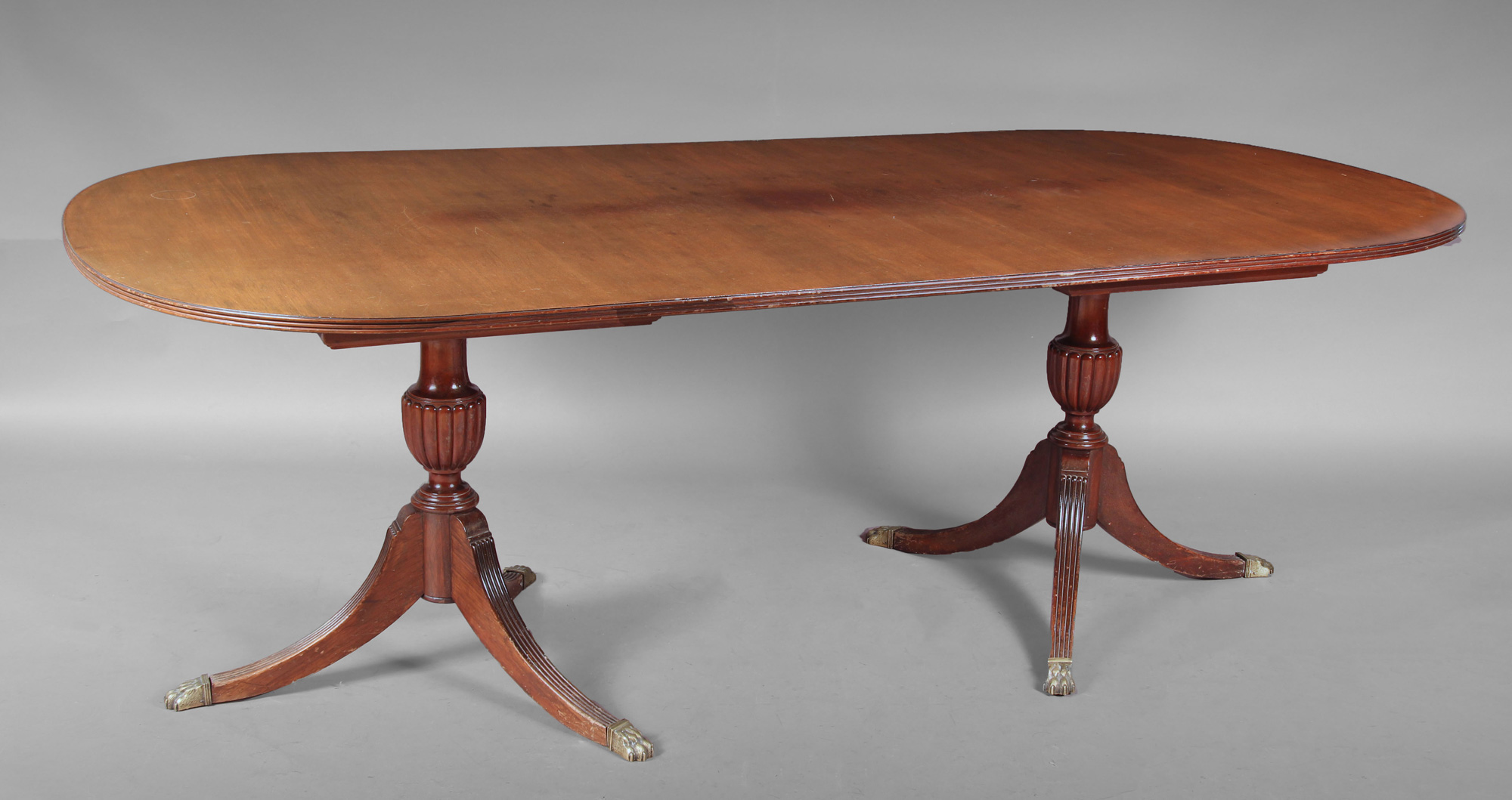  MESA OVAL DE ESTILO INGLES PARA COMEDOR. 
