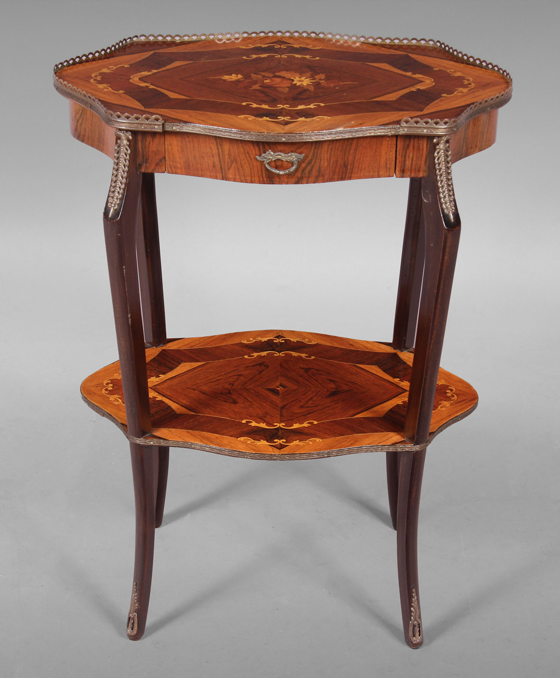  PEQUEÑA MESA OVAL CON MARQUETERIA. 