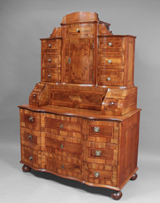 Lote 152: ANTIGUO MUEBLE ALEMAN CON ALZADA SIGLO XVIII.  ANTIGUO MUEBLE ALEMAN CON ALZADA SIGLO XVIII. 
