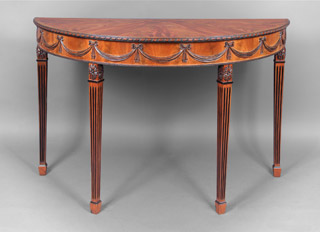 Lote 176: MESA CONSOLA DEMILUNE DE ESTILO INGLES.  MESA CONSOLA DEMILUNE DE ESTILO INGLES. 