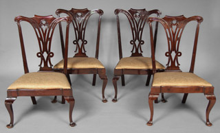 Lote 235: CUATRO ANTIGUAS SILLAS BAJAS INGLESAS DE ESTILO CHIPPENDALE. CUATRO ANTIGUAS SILLAS BAJAS INGLESAS DE ESTILO CHIPPENDALE.