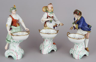 Lote 476: TRES ANTIGUOS SALEROS DE PORCELANA ALEMANA SIGLO XIX.  TRES ANTIGUOS SALEROS DE PORCELANA ALEMANA SIGLO XIX. 