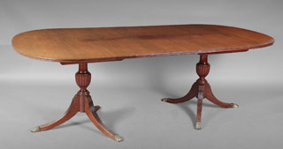 Lote 178: MESA OVAL DE ESTILO INGLES PARA COMEDOR.  MESA OVAL DE ESTILO INGLES PARA COMEDOR. 