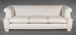 Lote 171: SOFA CONFORTABLE PARA TRES AMPLIOS CUERPOS.  SOFA CONFORTABLE PARA TRES AMPLIOS CUERPOS. 
