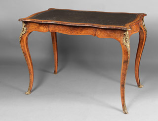 Lote 215: MESA ESCRITORIO DE ESTILO FRANCES LUIS XV.  MESA ESCRITORIO DE ESTILO FRANCES LUIS XV. 