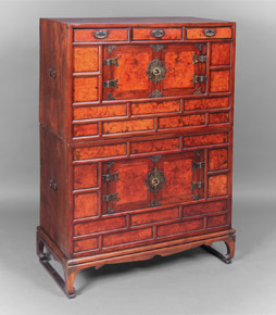 Lote 148: ANTIGUO BARGUEÑO CHINO FORMADO POR DOS CUERPOS DESMONTABLES. ANTIGUO BARGUEÑO CHINO FORMADO POR DOS CUERPOS DESMONTABLES.
