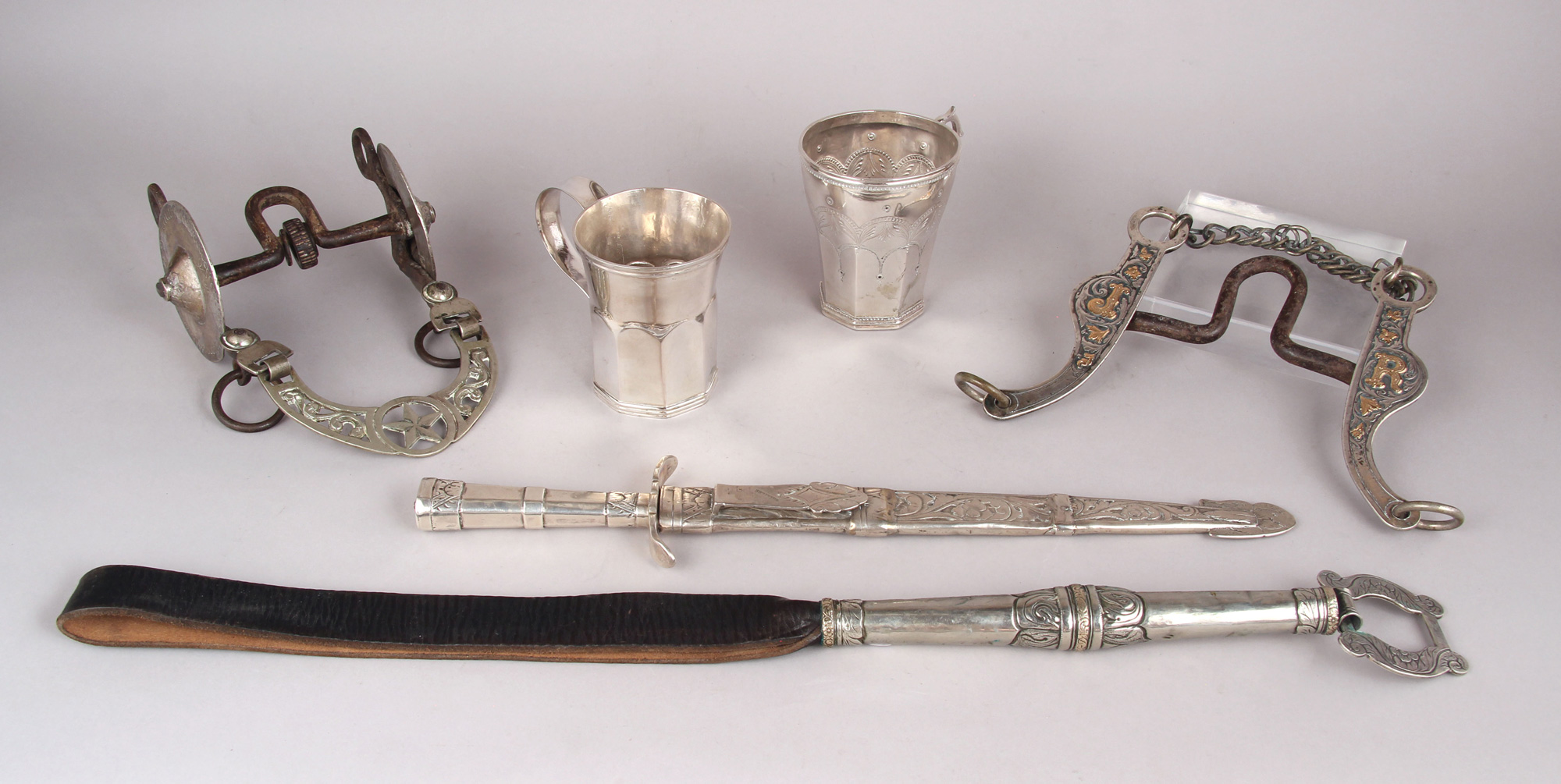 Lotes 353, 357, 354, 355: 
																		ANTIGUO FRENO DE COPA PORTEÑO CON INICIALES F.A. 
																		PAR DE ANTIGUOS JARROS COLONIALES CINCELADOS
																		ANTIGUO FRENO LITORALEÑO DEL SIGLO XIX. 
																		ANTIGUO FACON PORTEÑO CON PUNZON DE PLATERO GALASSO. 