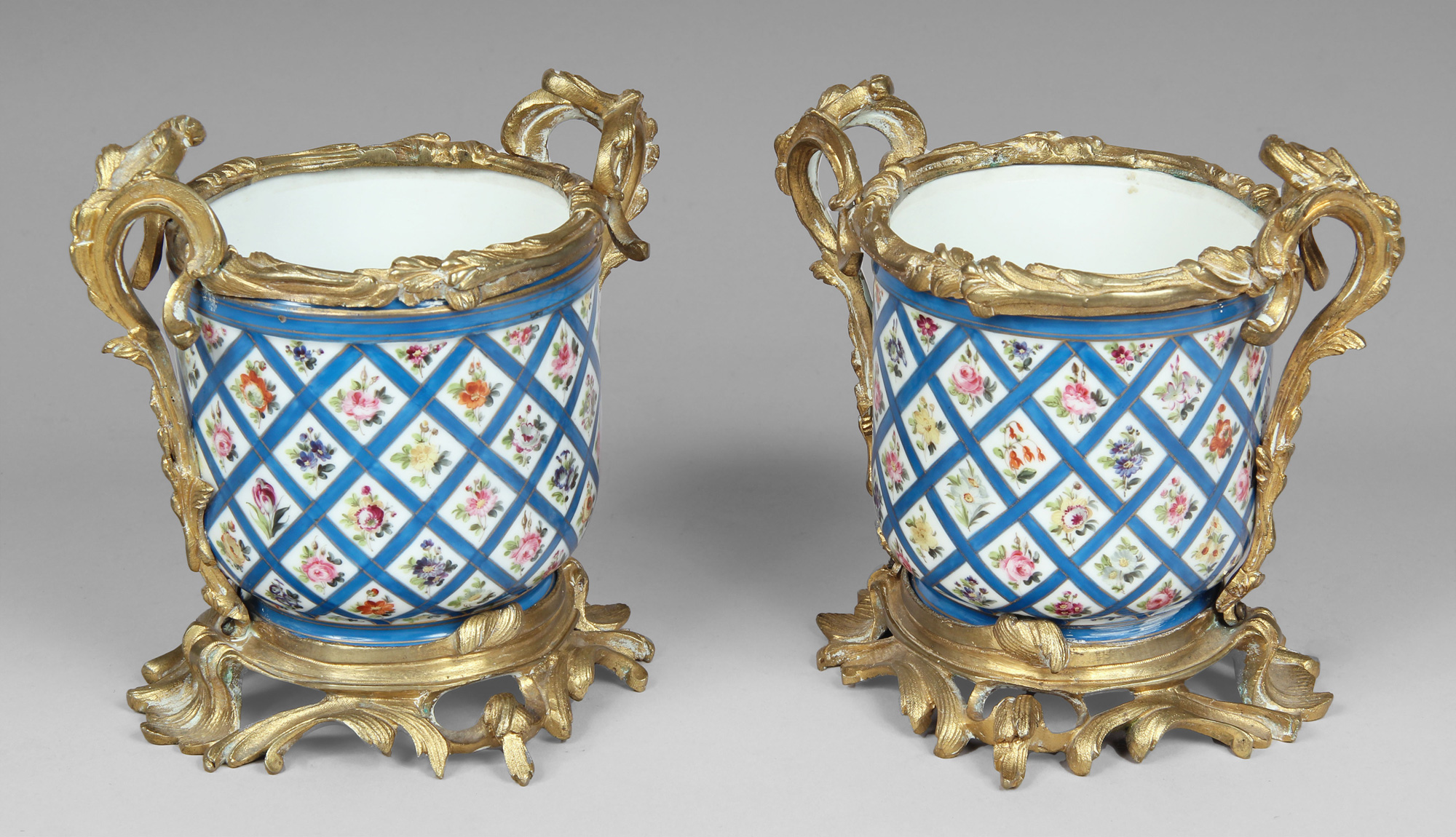  PAR DE CENTROS DE PORCELANA FRANCESA ESMALTADA. 