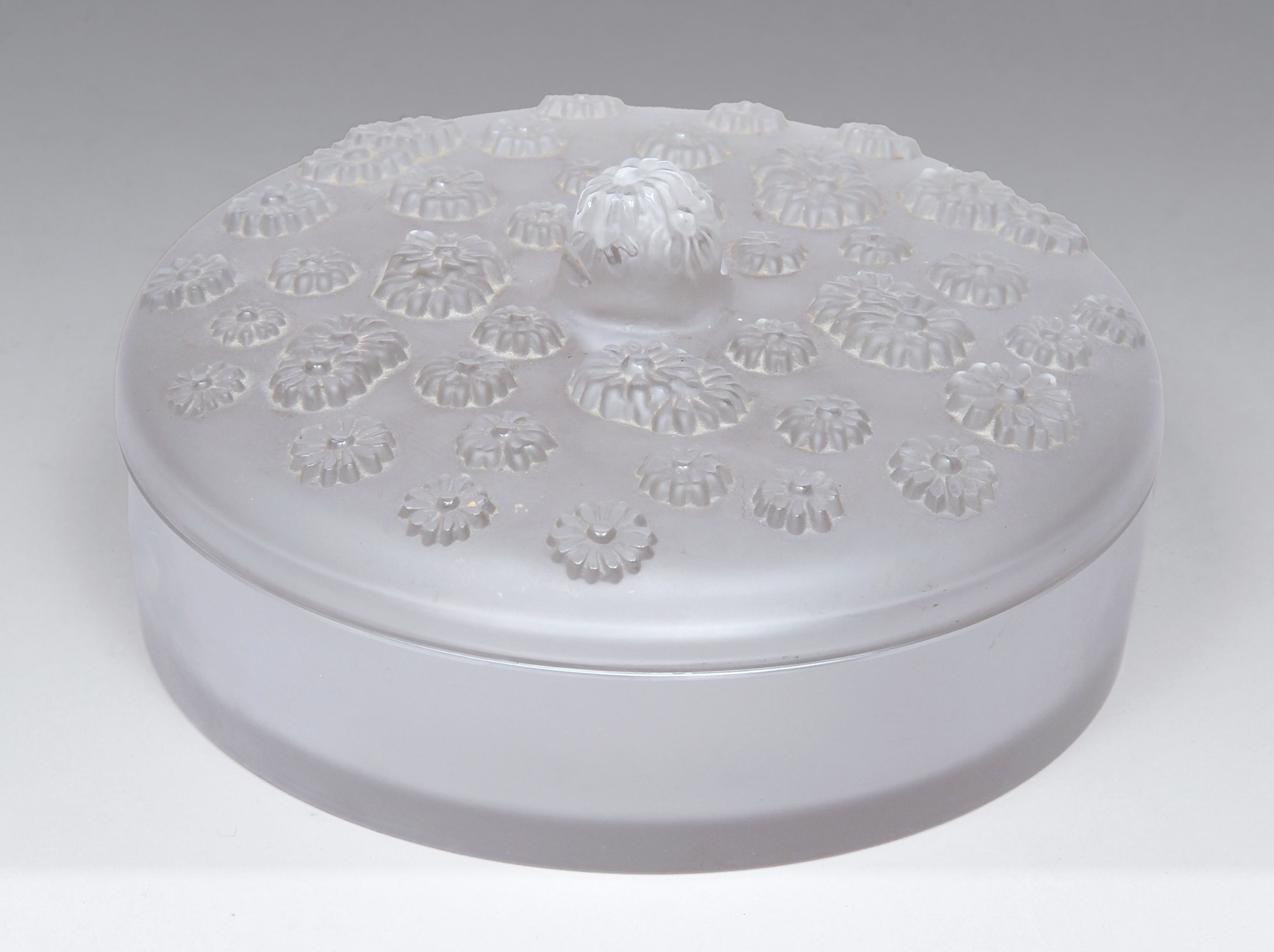  BOMBONERA FRANCESA DE VIDRIO ARTISTICO LALIQUE CON TAPA. 