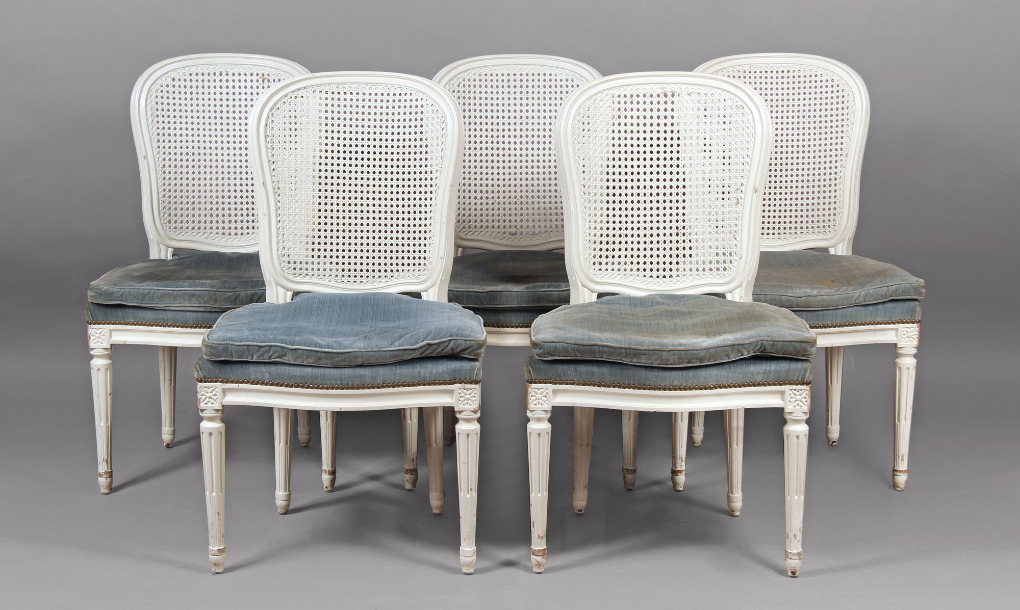  DOCE SILLAS DE ESTILO FRANCES LUIS XVI PARA COMEDOR. 