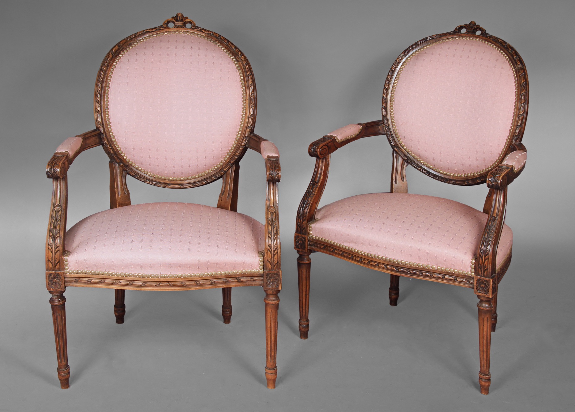  PAR DE SILLONES DE ESTILO FRANCES LUIS XVI. 
