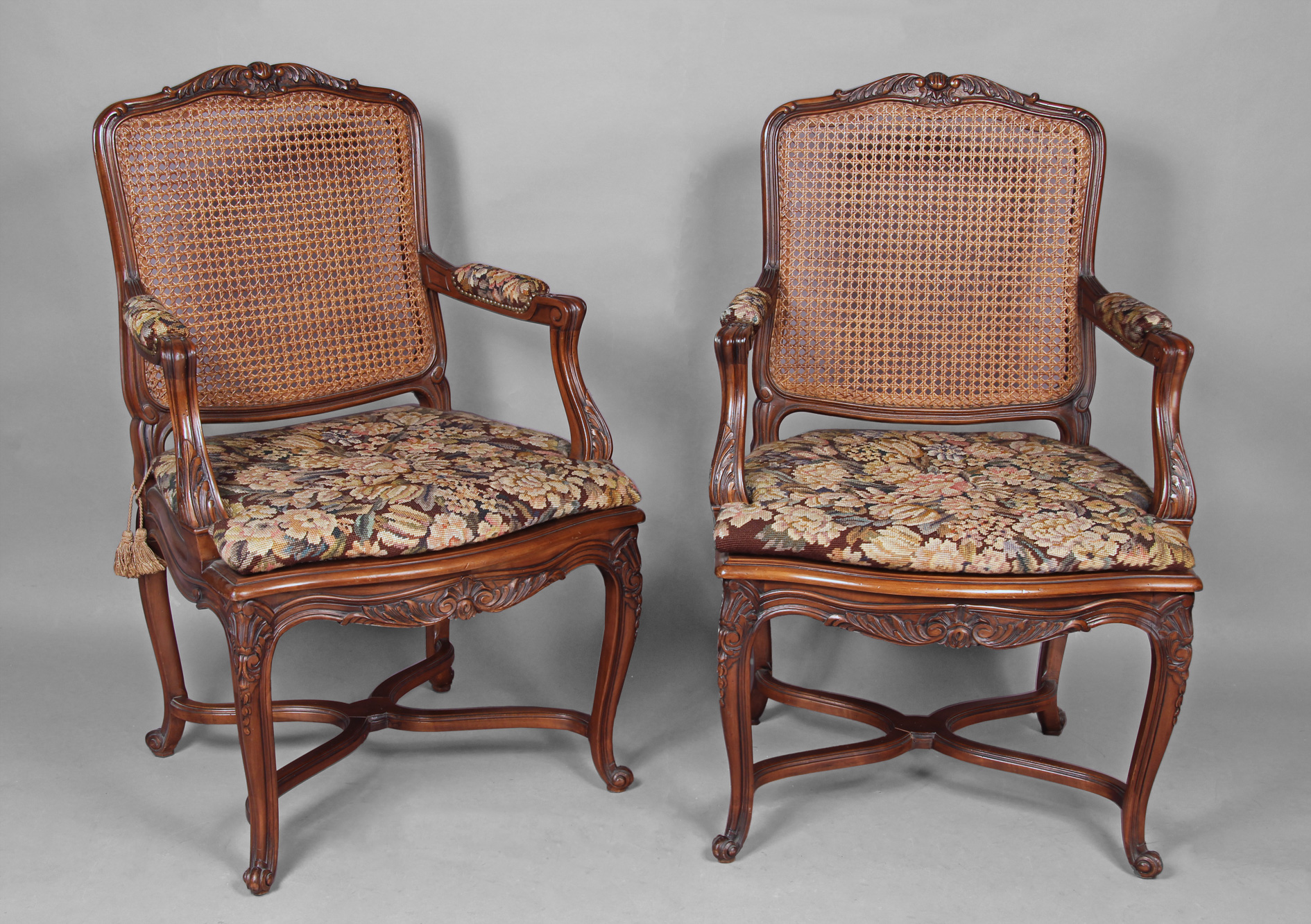  PAR DE SILLONES DE ESTILO FRANCES REGENCE. 