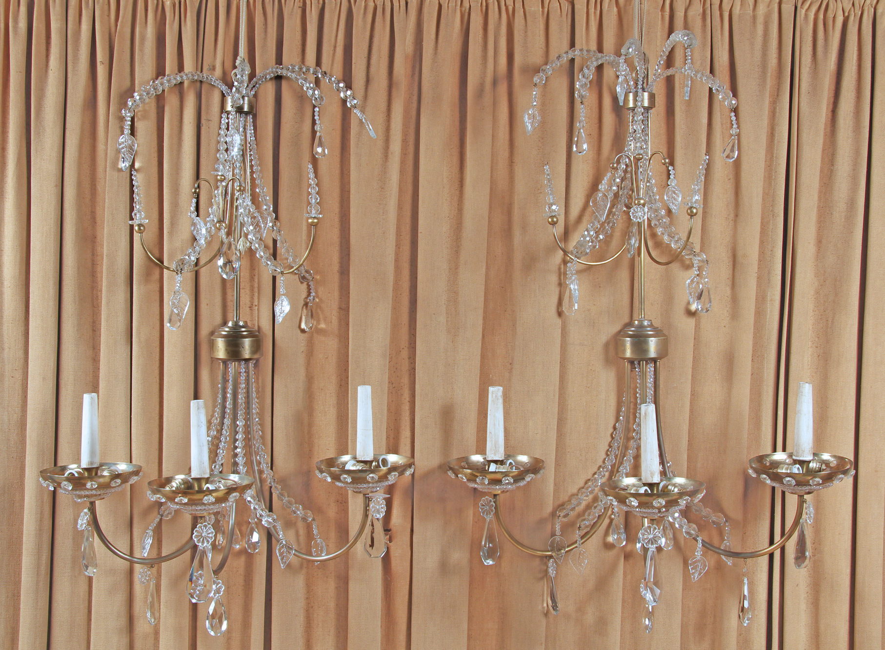  PAR DE APPLIQUES ESTILO FRANCES CON ARMAZON DE BRONCE. 