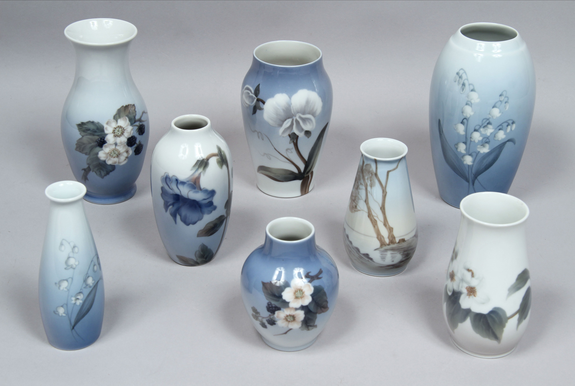 Lotes 564 y 545: 
																		TRES VASOS DE PORCELANA DINAMARQUESA ROYAL COPENHAGEN. 
																		CINCO VASOS DE PORCELANA DINAMARQUESA ROYAL COPENHAGEN. 