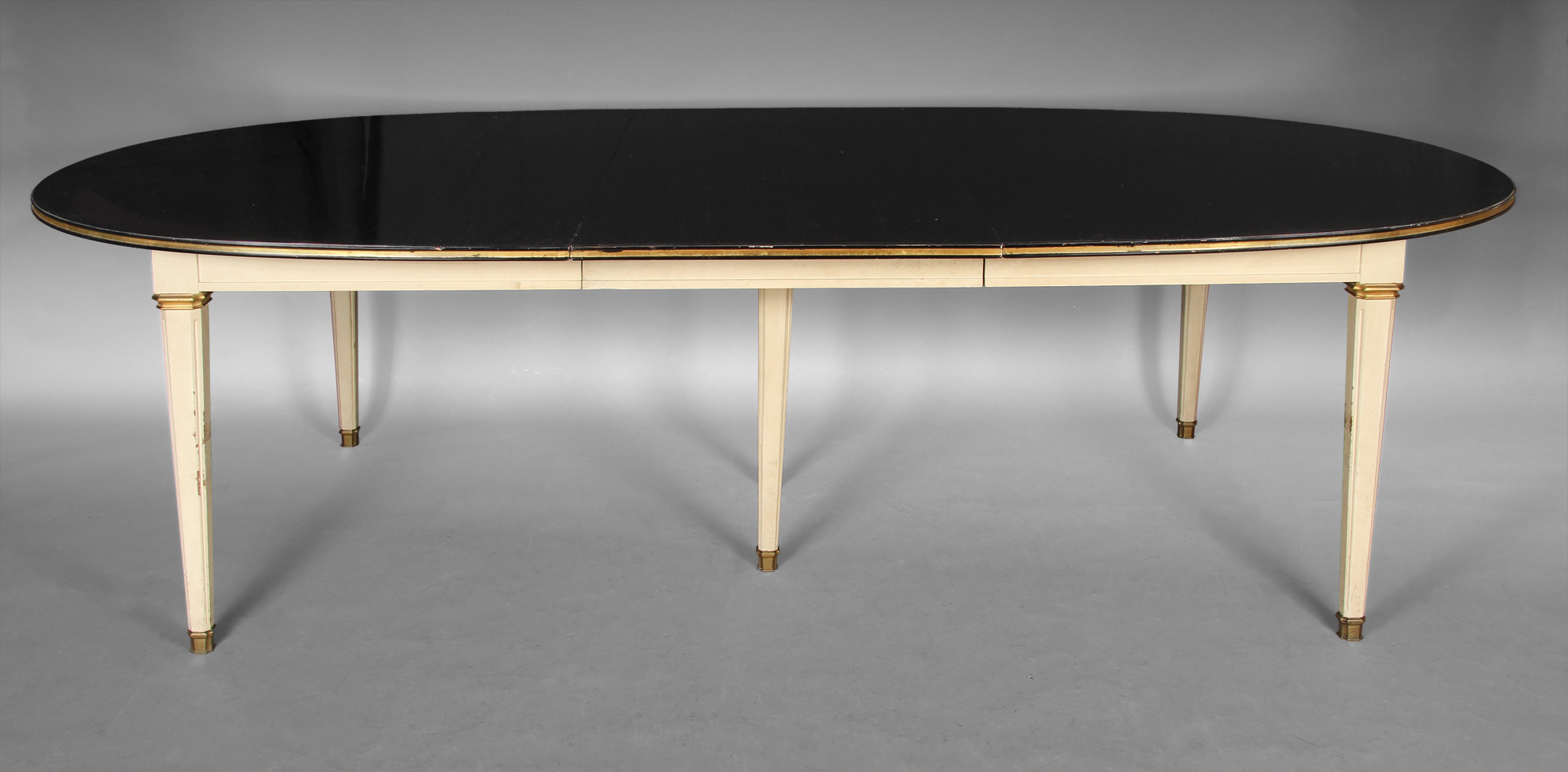  MESA OVAL DE ESTILO FRANCES LUIS XVI PARA COMEDOR. 