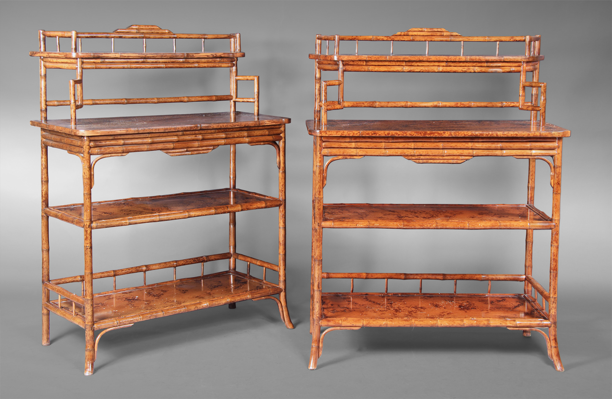  PAR DE MUEBLES REPISA CON ARMAZONES DE CAÑA. 
