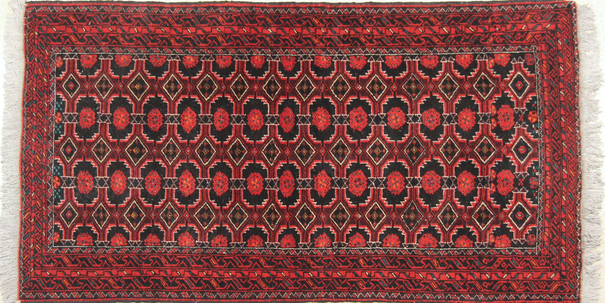 PEQUEÑA ALFOMBRA DE LANA TEJIDA A MANO. PEQUEÑA ALFOMBRA DE LANA TEJIDA A MANO.