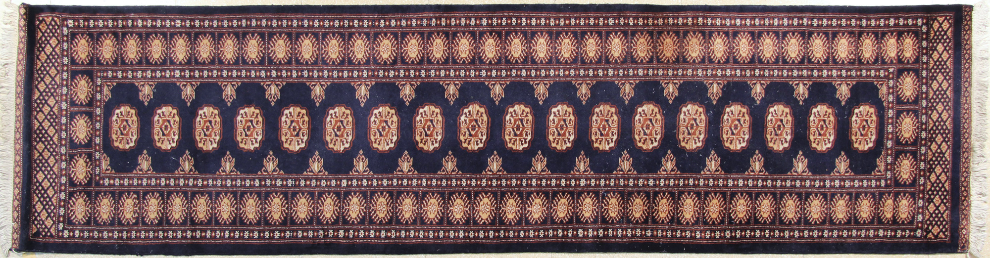  ALFOMBRA CAMINO DE LANA TEJIDA A MANO. 