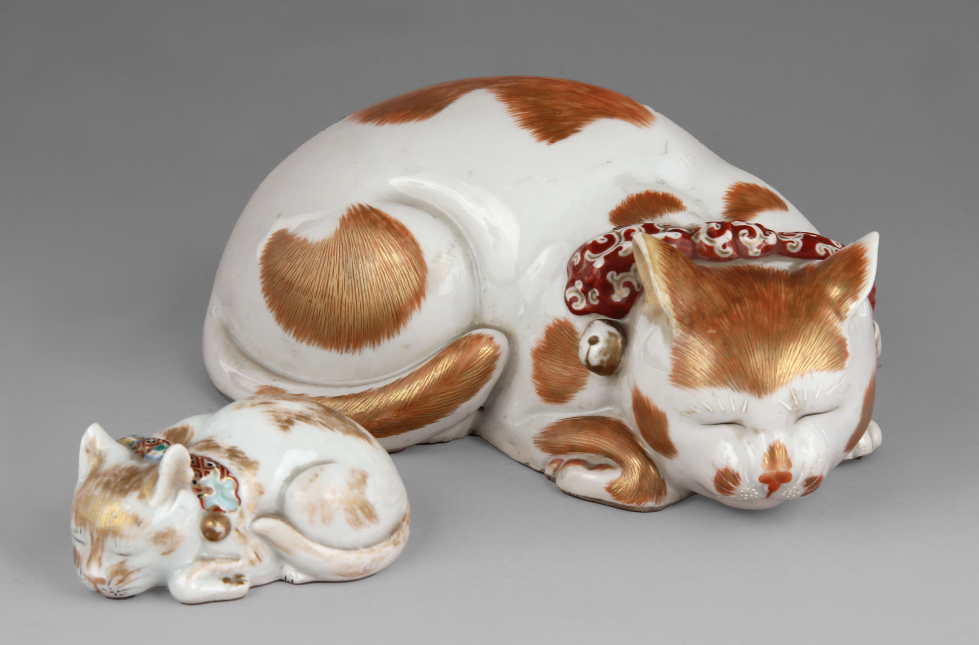  DOS FIGURAS 'GATOS' ORIENTALES DE PORCELANA ESMALTADA.