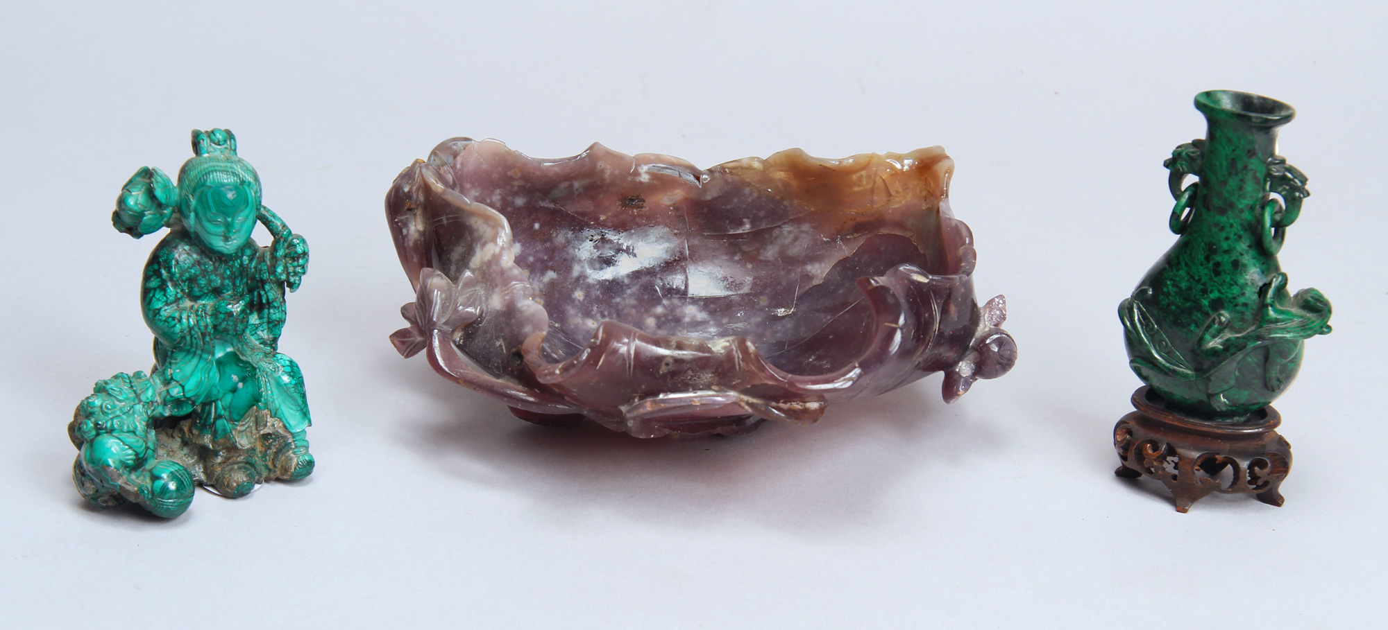  TRES PIEZAS CHINAS DE PIEDRA DURA ESCULPIDA.