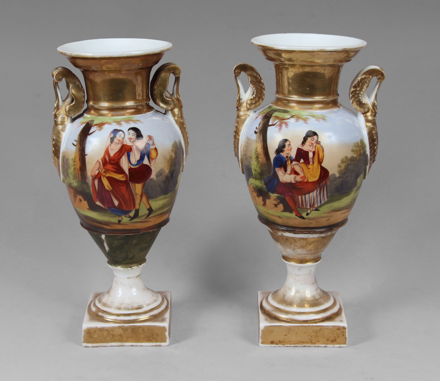  PAR DE ANFORAS DE PORCELANA FRANCESA VIEUX PARIS.