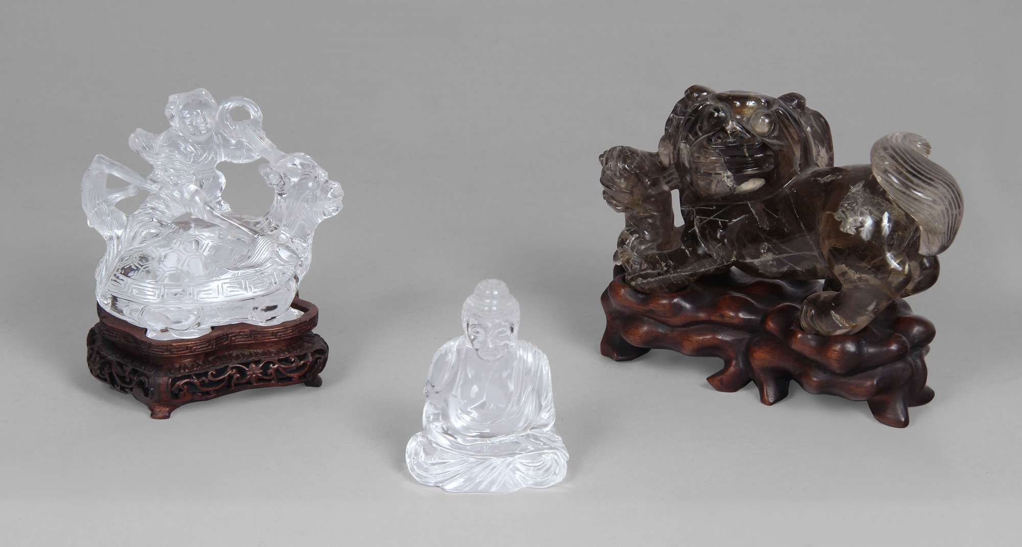  TRES PEQUEÑAS ESCULTURAS CHINAS DE CRISTAL DE ROCA. 