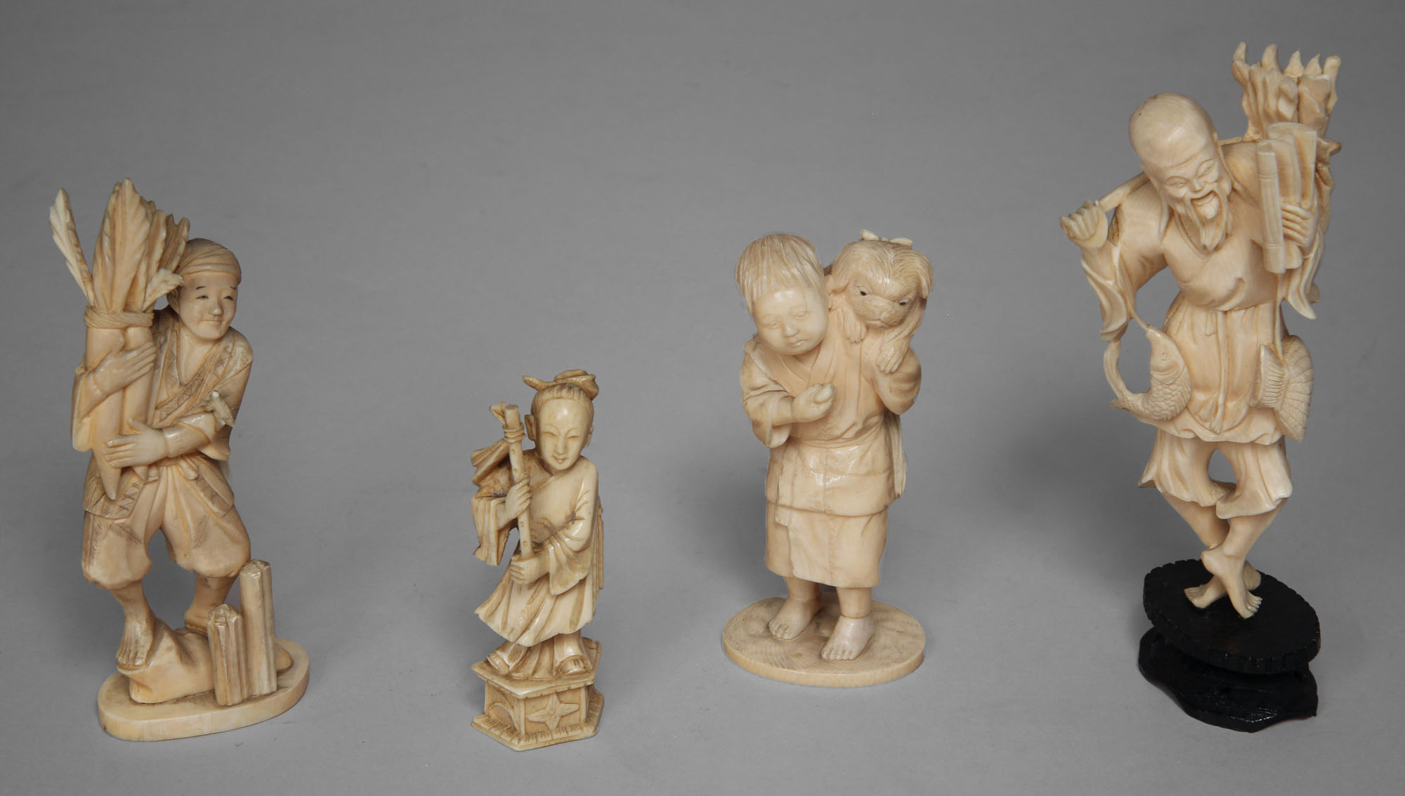  CUATRO FIGURAS CHINAS DE MARFIL ESCULPIDO. 