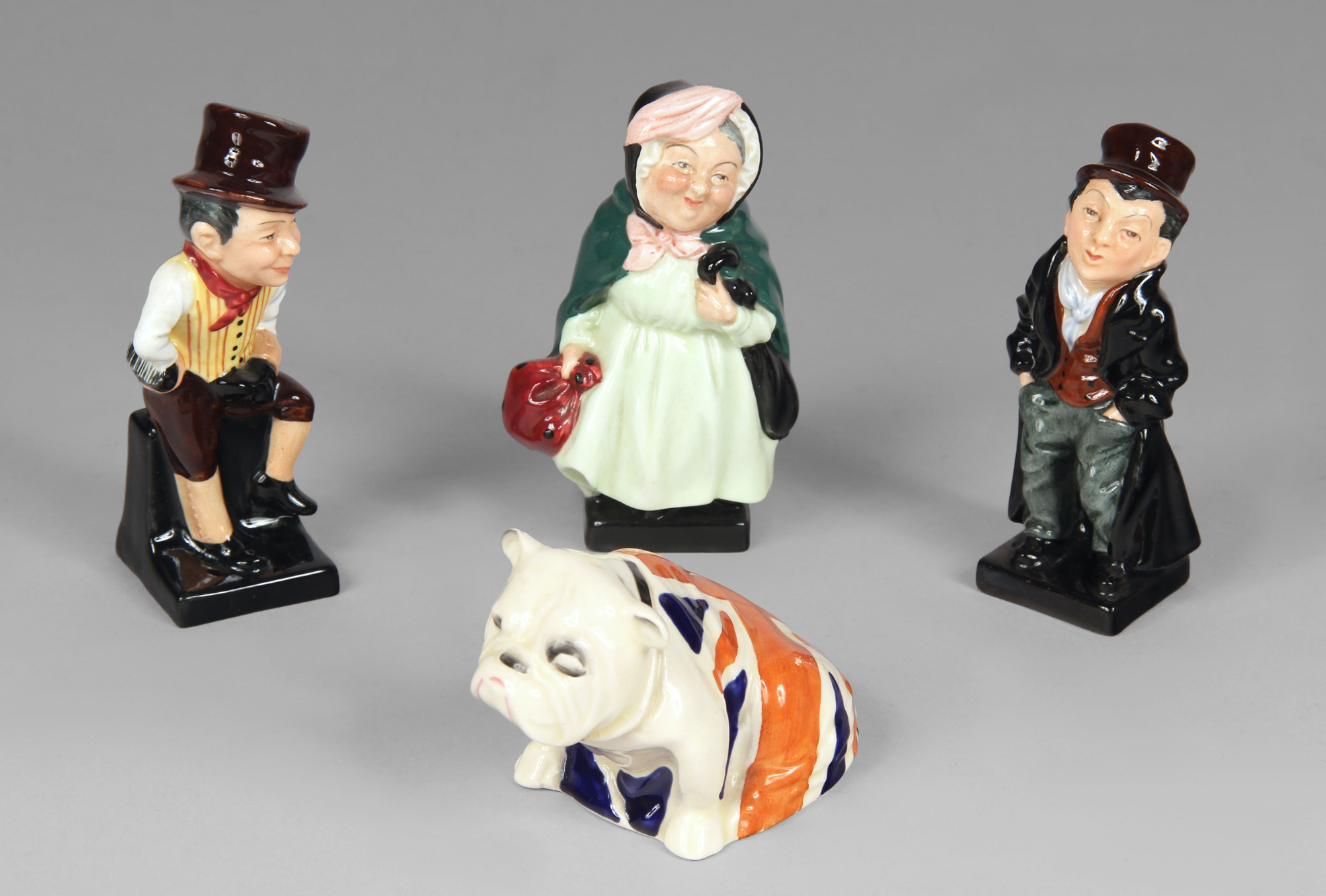  CUATRO PEQUEÑAS FIGURAS INGLESAS DE POTTERY ROYAL DOULTON. 