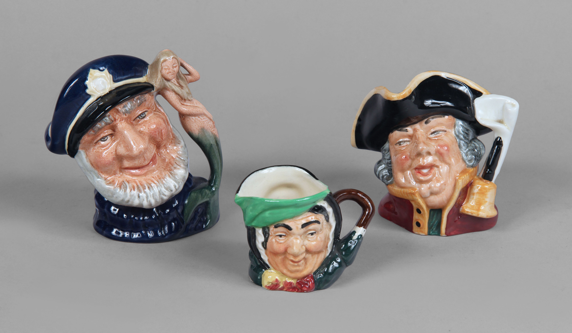  TRES PEQUEÑOS TOBY JUGS DE POTTERY INGLESA ROYAL DOULTON. 