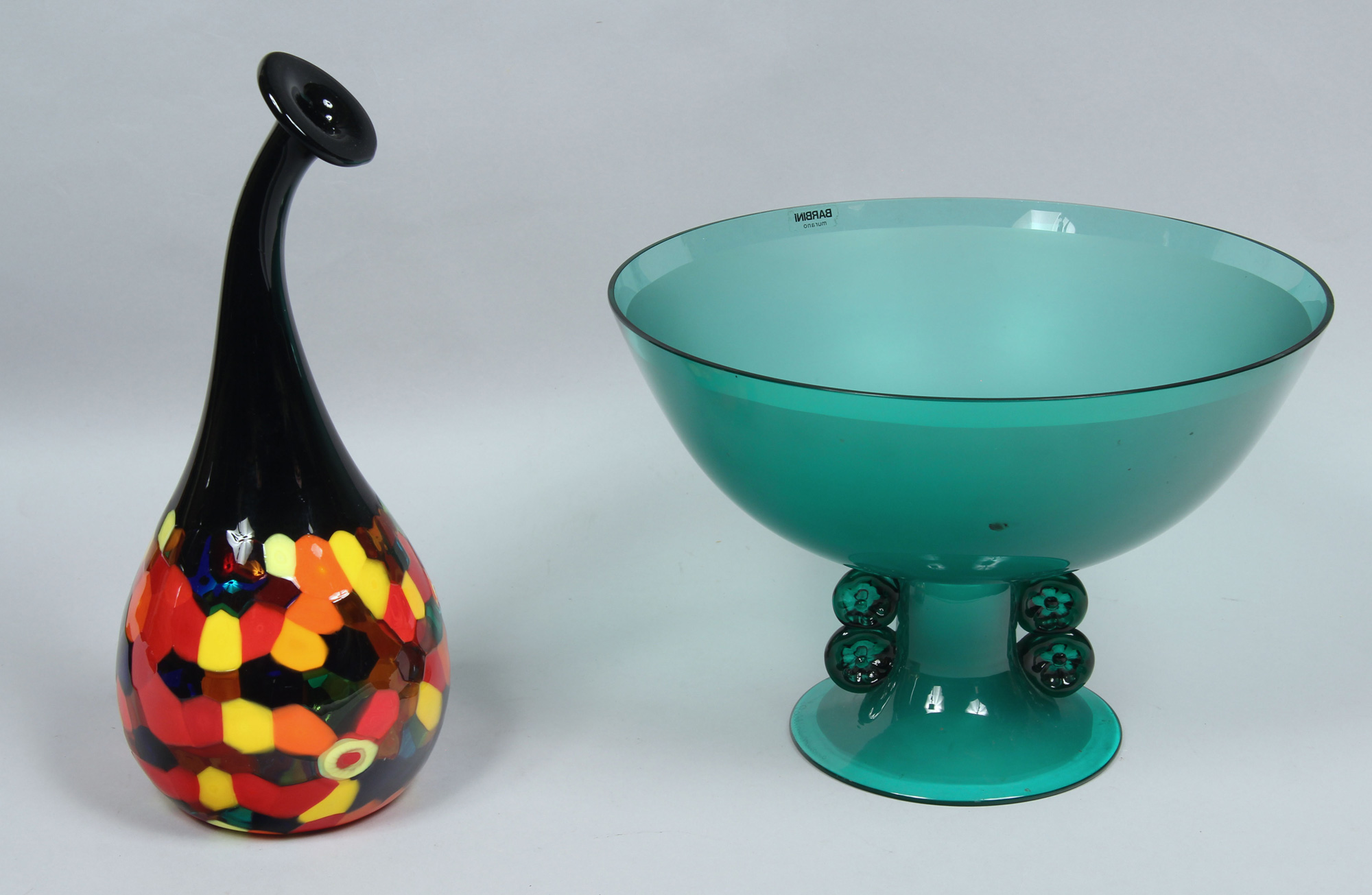 Lotes 500 y 501: 
																		FLORERO DE VIDRIO ARTISTICO MANUFACTURA DE MURANO. 
																		FRUTERA DE VIDRIO ARTISTICO FIRMADA BARBINI MURANO. 