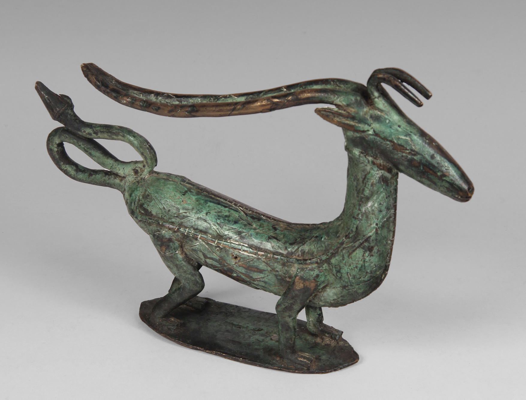  ANTIGUA FIGURA ORIENTAL DE BRONCE PATINADO. 