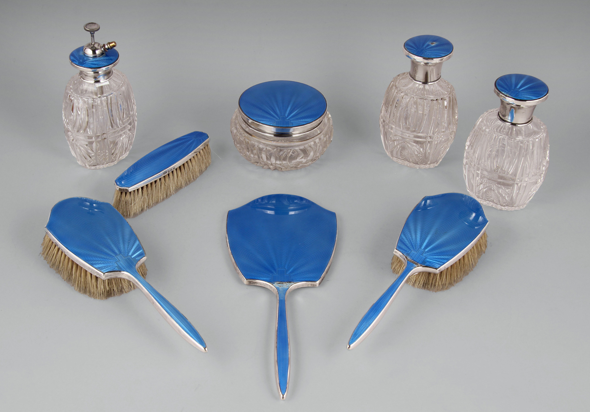  JUEGO INGLES PARA TOILETTE CON DECORACION GUILLOCHE. 