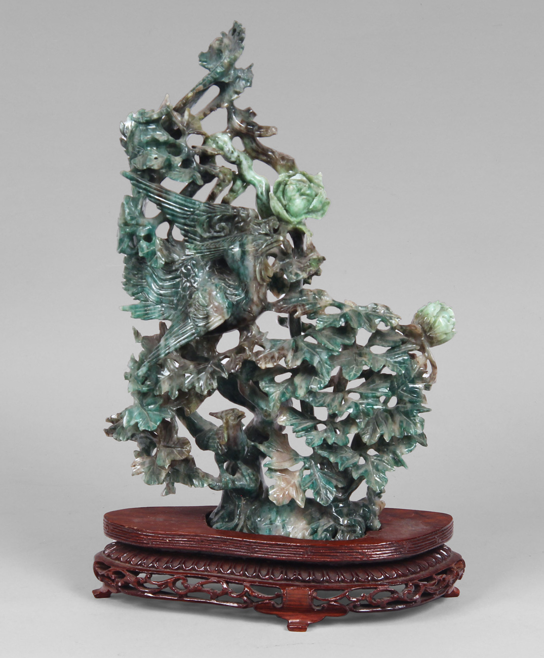 GRUPO CHINO DE JADE VERDE ESPINACA ESCULPIDO. 