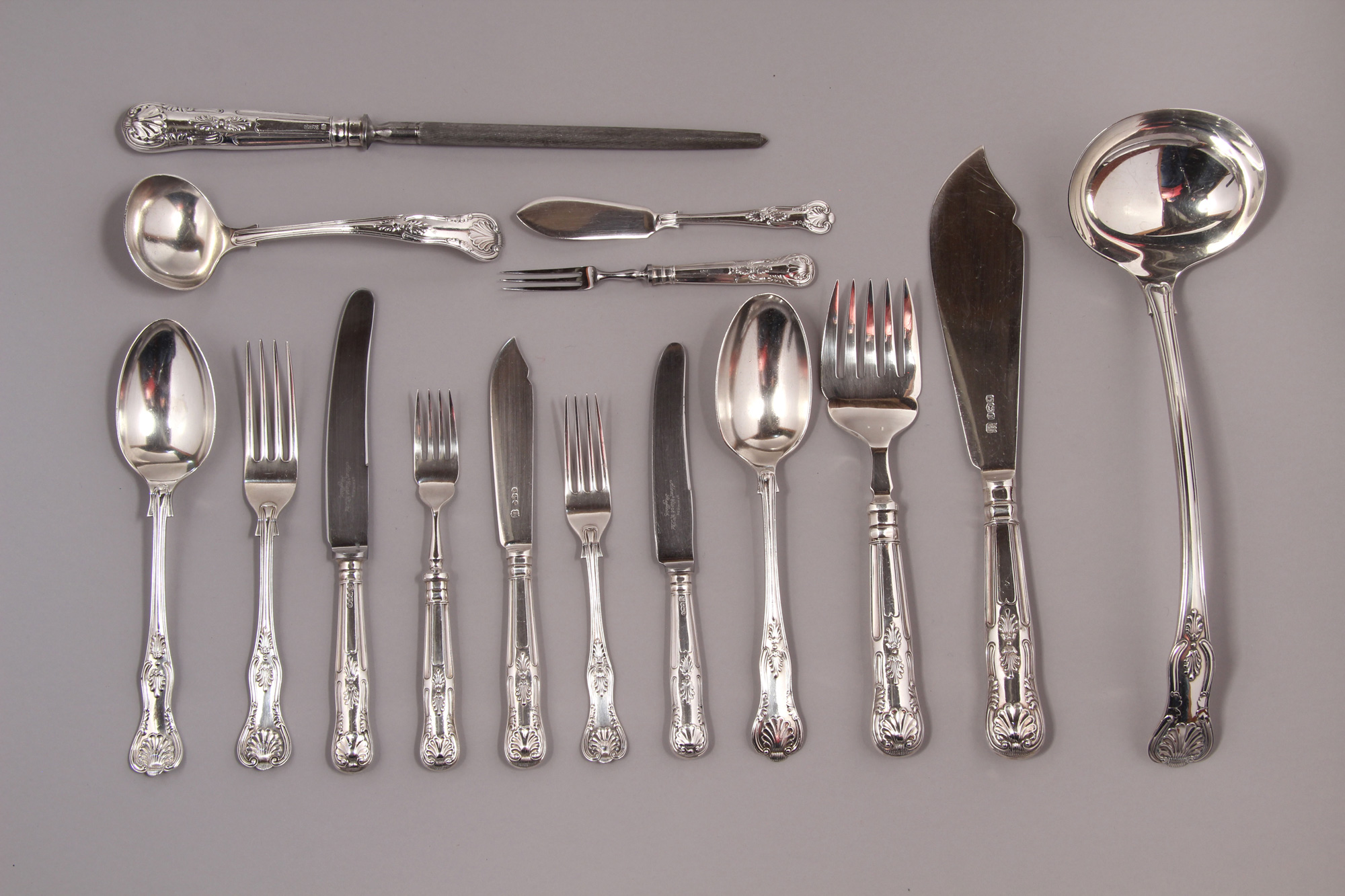  JUEGO DE CUBIERTOS DE PLATA INGLESA SELLADA. 